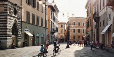 Children riding bicycles / CC0 herr-bohn