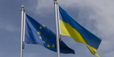Picture of European and Ukrainian flags