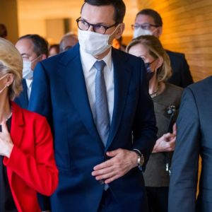 VdL, Morawiecki walking into pleanry