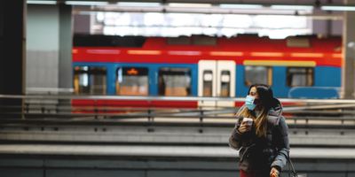 Woman mit Mask on train station