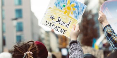 Woman holding a sign during a Ukraine protest / CC0 markus-spiske