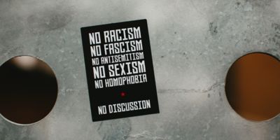 Sticker with no racism no fascism slogans / CCO markus-spiske