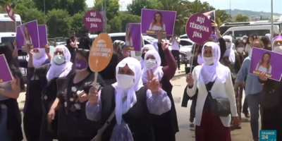 Picture of women protesting in Turkey