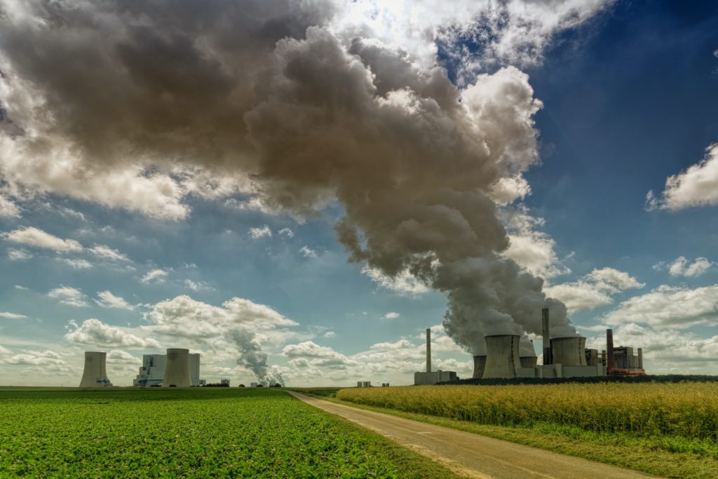 Smoke coming out of a factory chimney/ CC0 Johannes Plenio