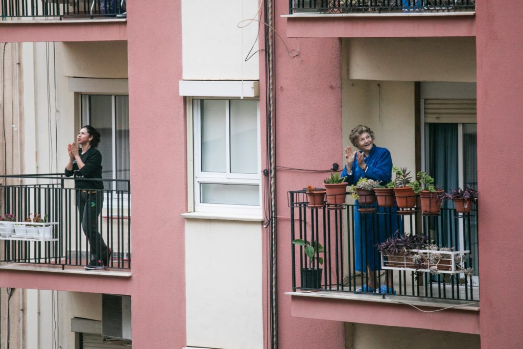 People on balconies clapping for health workers/ CC0 Manuel Peris Tirado