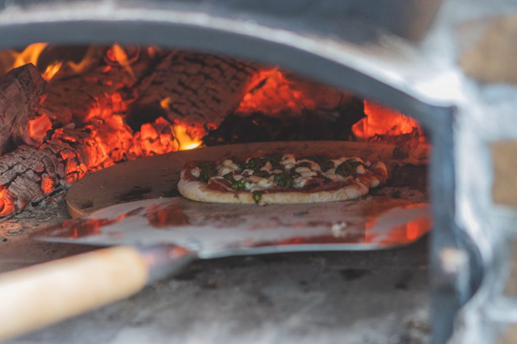 Pizza in wood fired oven / CC0 noah-holm