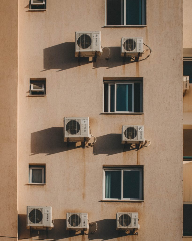 Air conditioning units on apartment block in Cyprus / CC0 danny-feng