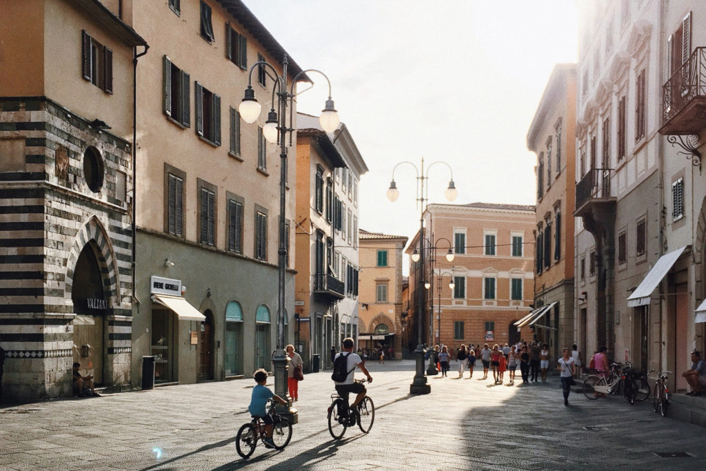 Children riding bicycles / CC0 herr-bohn