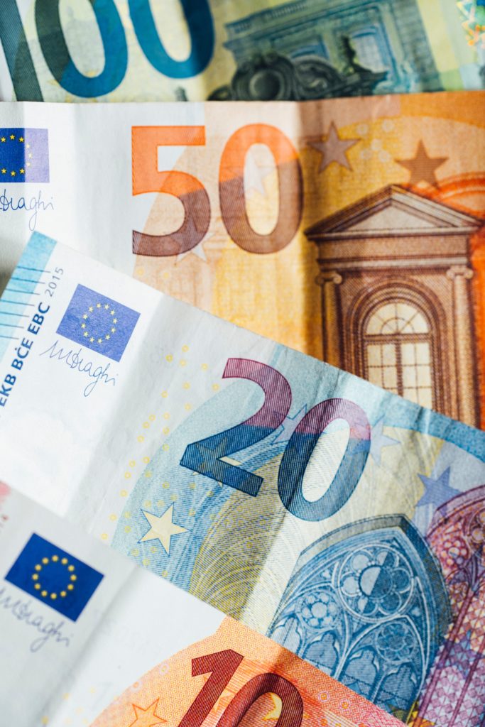 Euro bills/ CC0 markus-spiske