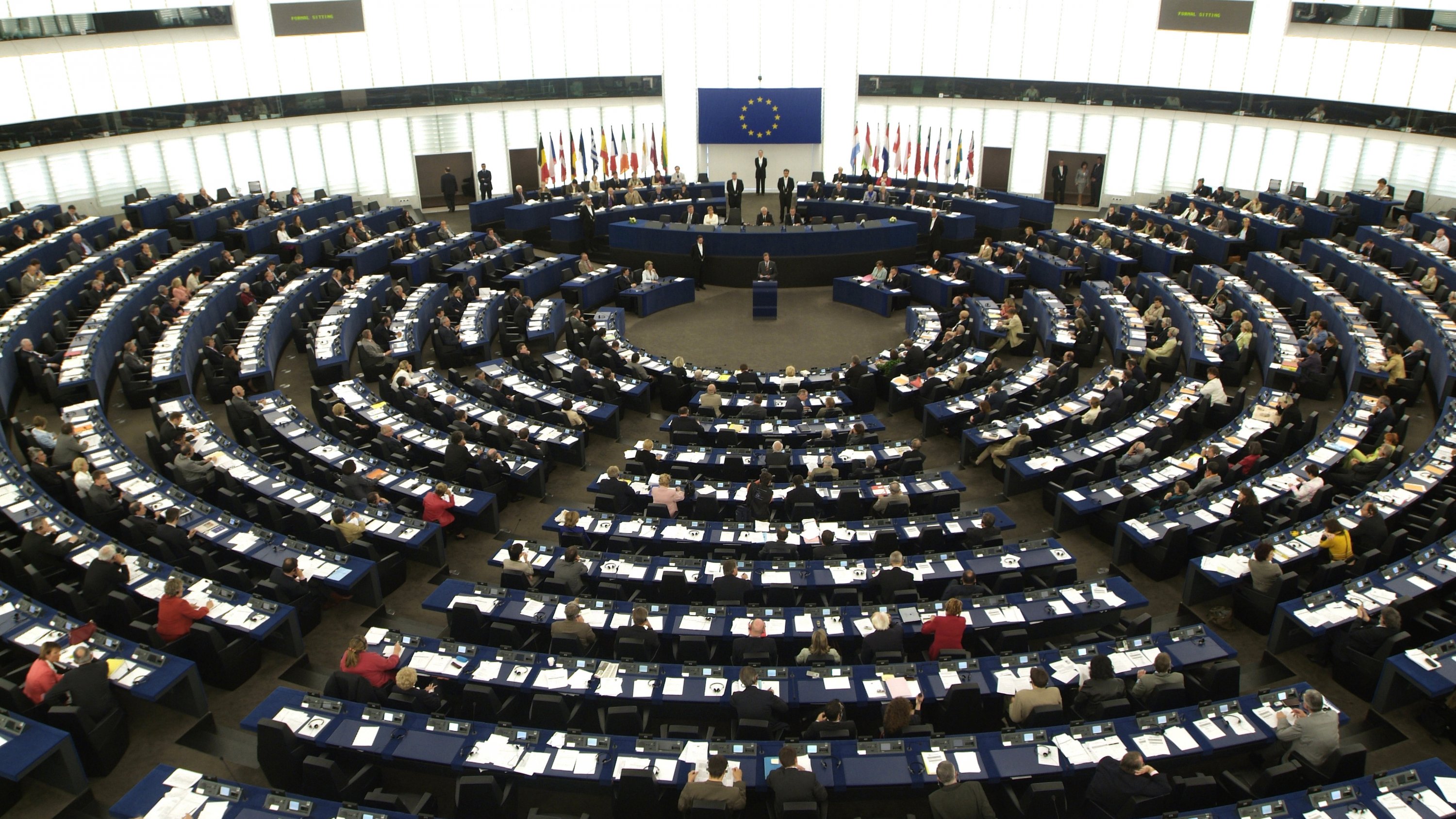 Партии европарламента. Партии европарламента. Зал заседаний европарламента. Европейский парламент страсбург. Чиновники европарламента.