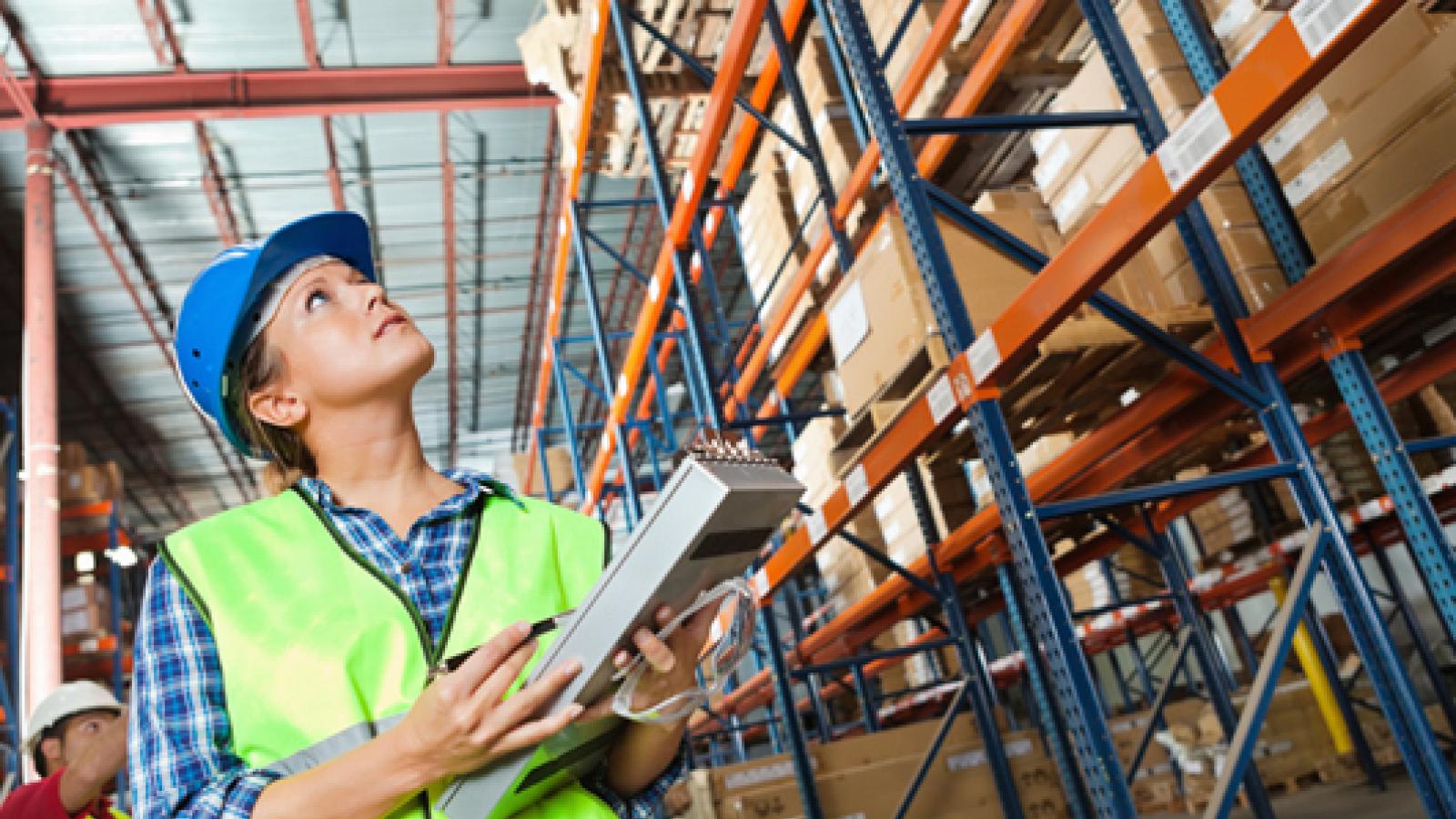 упаковщик на склад. униформа сотрудника склада. вакансии для женщин склады москва. кладовщик на складе. работа на складе.