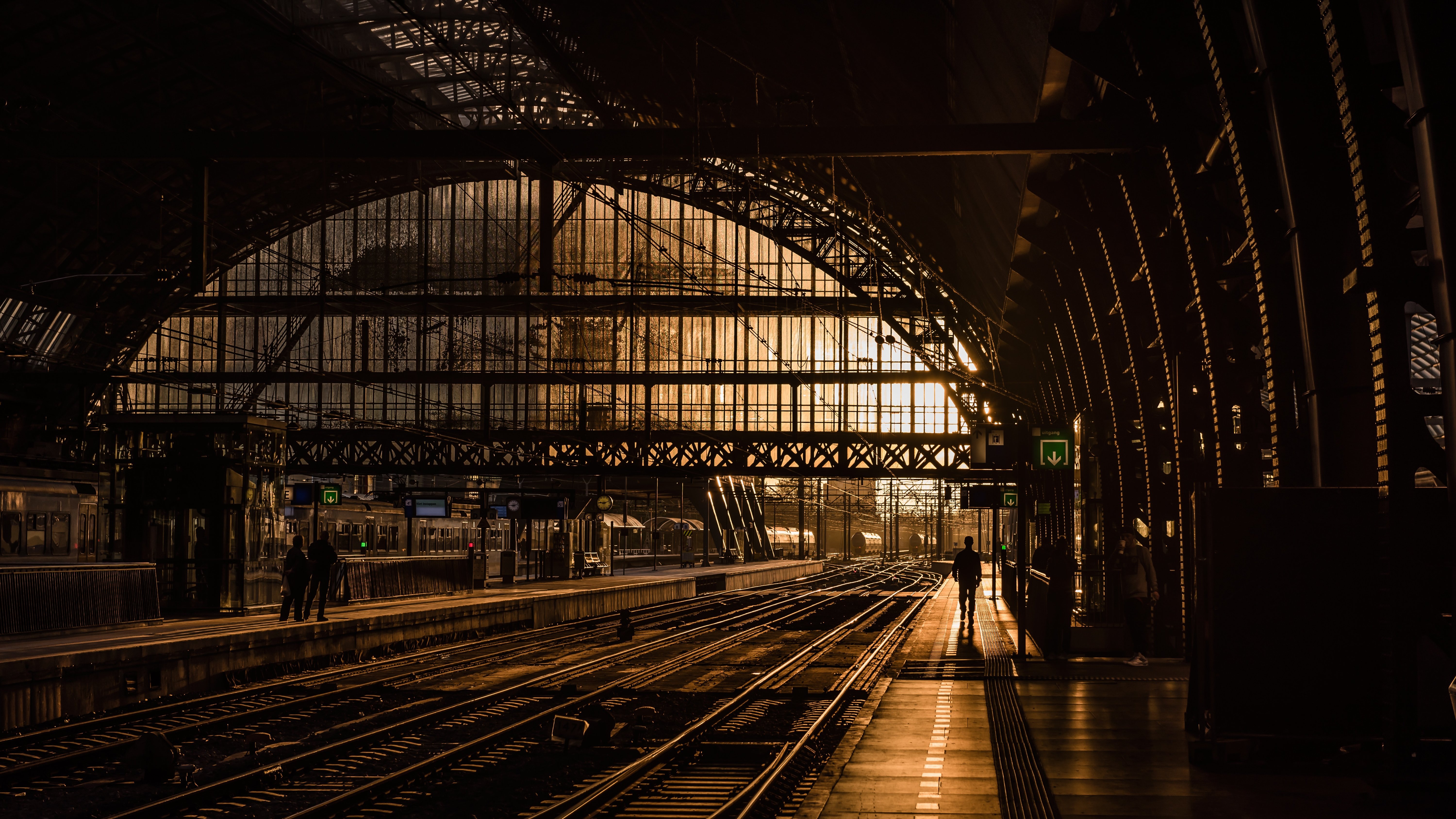 Train theatre. Railway Station – станция вокзала. Вокзал Льеж-Гийемен. Вокзал Монако-Монте-Карло. Киевский вокзал перроны.